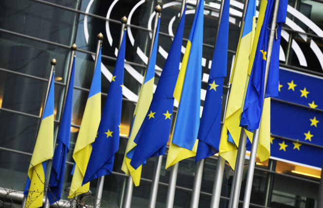 Les drapeaux de l’Ukraine et de l’Union européenne élevés côte à côte devant le Parlement européen, à Bruxelles, le 1er mars.