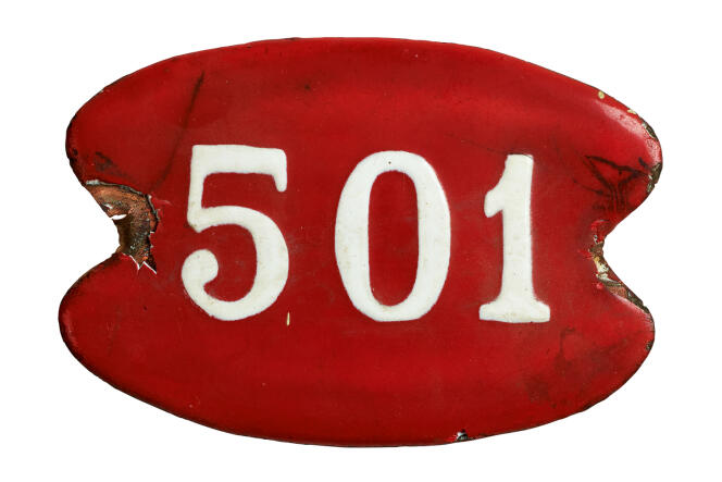 La plaque rouge numérotée de la chambre 501 de l’hôtel d’Orsay, que l’artiste Sophie Calle a récupérée.