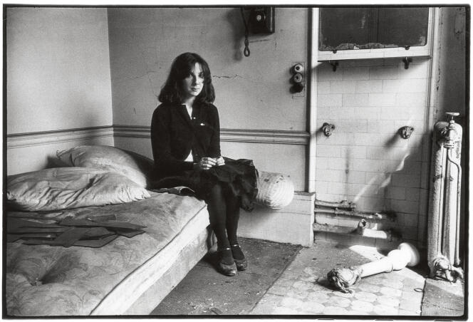 Sophie Calle, en 1978, dans la chambre 501 de l’hôtel d’Orsay qu’elle a arpenté avant qu’il soit reconverti en musée.