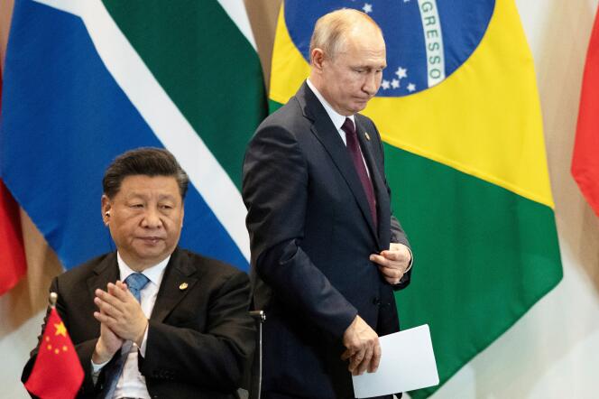 Le président chinois Xi Jinping, à gauche, et le président russe Vladimir Poutine lors de la réunion des économies émergentes des BRICS à Brasilia, au Brésil, le 14 novembre 2019.