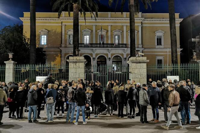 Manifestación de activistas nacionalistas corsos frente a las puertas de la prefectura, en Ajaccio, tras el anuncio del atentado en prisión de Yvan Colonna, el miércoles 2 de marzo de 2022.