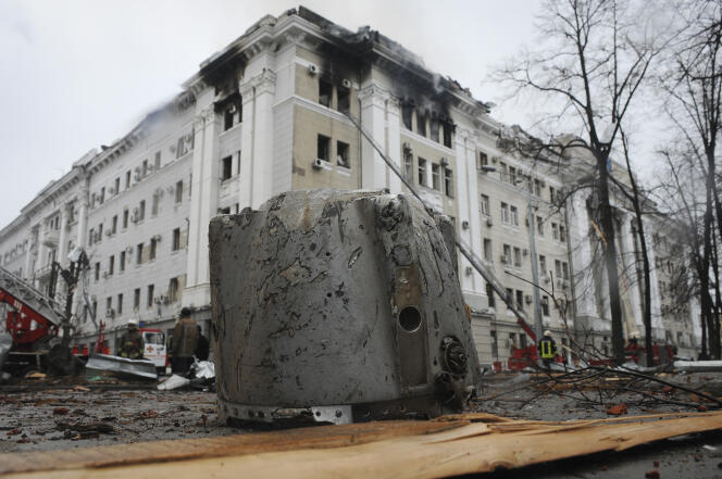 Un fragment de roquette près d’un bâtiment du service de sécurité ukrainien, après une attaque à la roquette à Kharkiv (Ukraine), le 2 mars 2022.