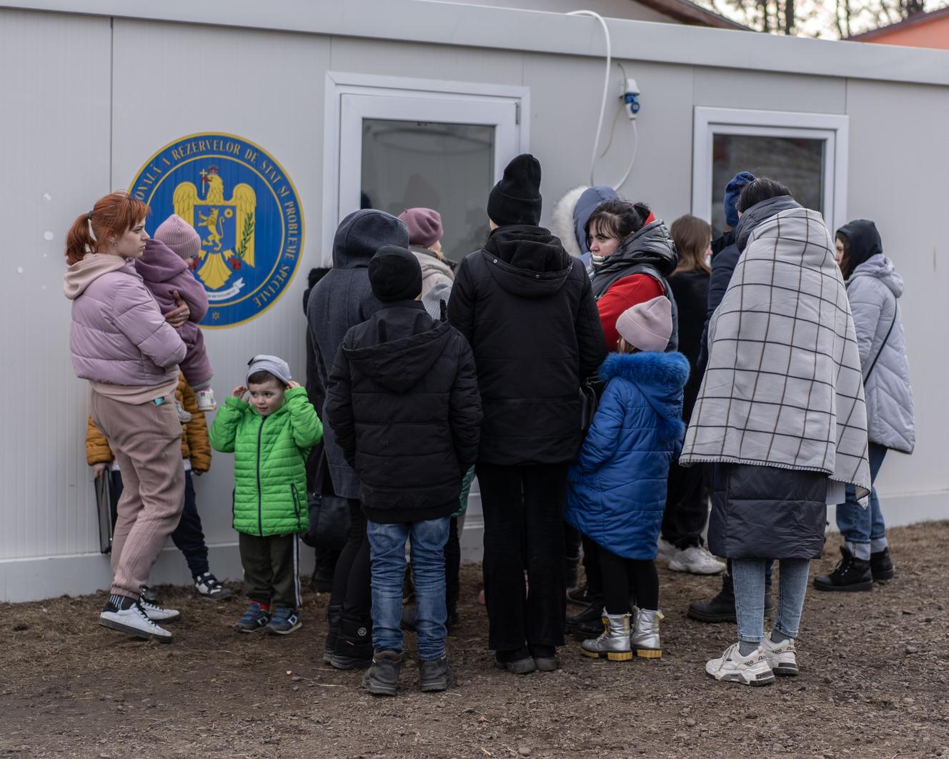 Bureau des services de l’immigration installé dans le stade du 9-Mai, à Siret, en Roumanie, au sein d’un camp d'urgence pour accueillir les milliers de réfugiés ayant fui l'Ukraine, le 28 février 2022.