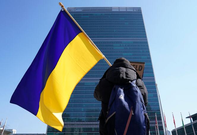 Un manifestant contre l’invasion de l’Ukraine par la Russie, devant le siège des Nations unies, à New York, le 2 mars 2022.
