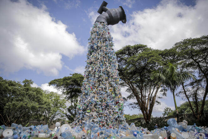 Une sculpture géante représentant un robinet déversant des bouteilles en plastique, chacune d’entre elles ayant été ramassée dans le quartier de Kibera, à Nairobi, au Kenya, le mercredi 2 mars 2022.