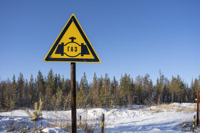 Panneau indiquant le passage d'un gazoduc, dans les environs de Nadym, territoire autonome des Iamalo-Nenets, en Russie.