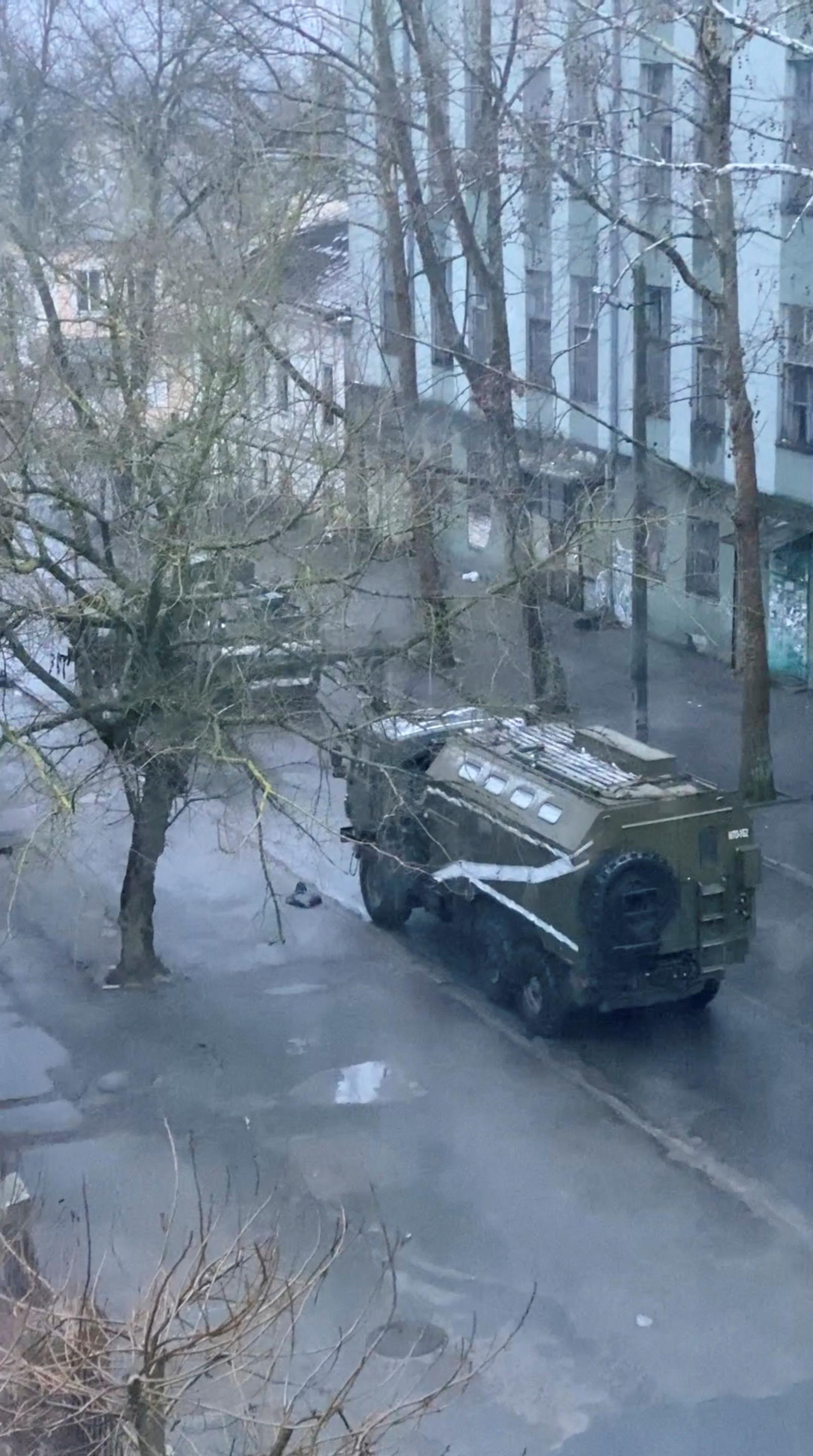 Char Qui Ecrase Une Voiture En Ukraine Guerre en Ukraine : septième journée d'attaque marquée par la chute de  Kherson