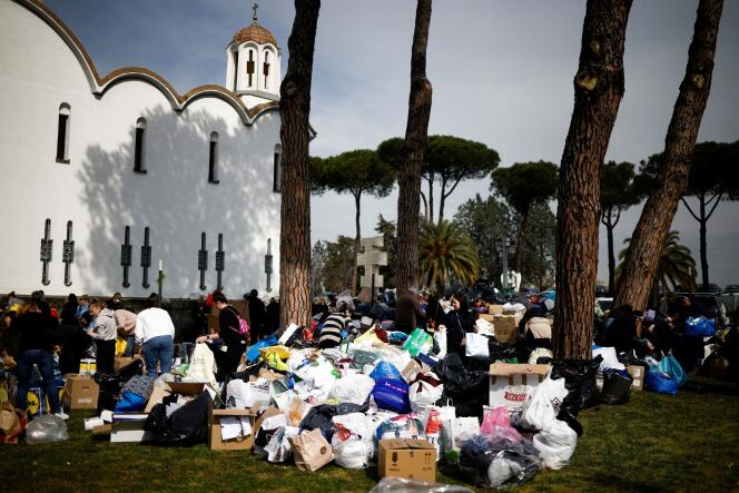 Donaciones de artículos de primera necesidad para los ucranianos, alrededor de la Basílica de Santa Sofía, una parroquia de la comunidad ucraniana ubicada al noroeste de Roma, antes de ser cargados en camiones de transporte, 3 de marzo de 2022.