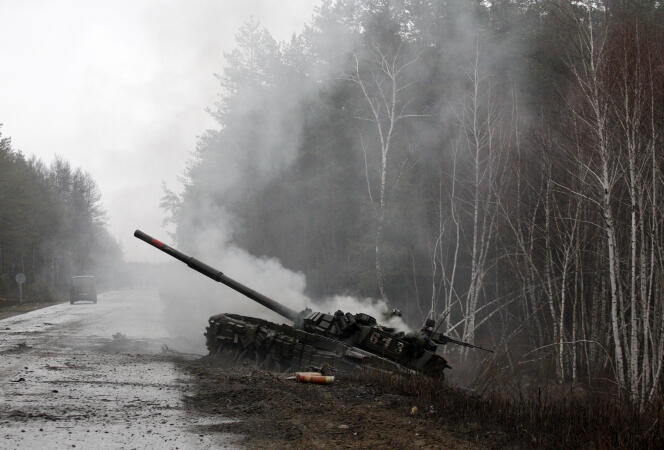 Un char russe détruit par l’armée ukrainienne près de Luhansk, le 26 février 2022.