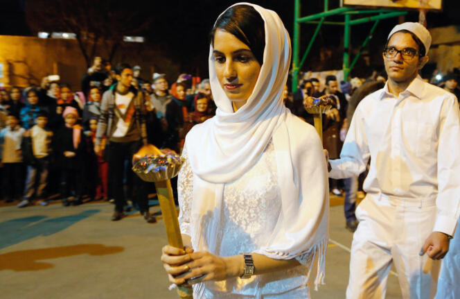 Prêtres zoroastriens (dont une femme) d’Iran portant des vases de charbon afin d’allumer un feu lors de la fête annuelle zoroastrienne de Sadeh, le 30 janvier 2015, est de Téhéran. Le feu symbolise la défaite des forces du mal.