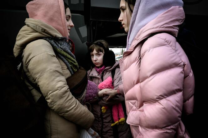 Des réfugiés ukrainiens sont accueillis par des bénévoles français, à leur arrivée en bus à Saint-Pierre-de-Chandieu (Rhône), le 3 mars 2022.
