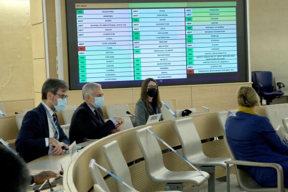Les résultats du vote d’une résolution lors de la session spéciale du Conseil des droits de l’homme des Nations Unies, à Genève, en Suisse, le 4 mars 2022.