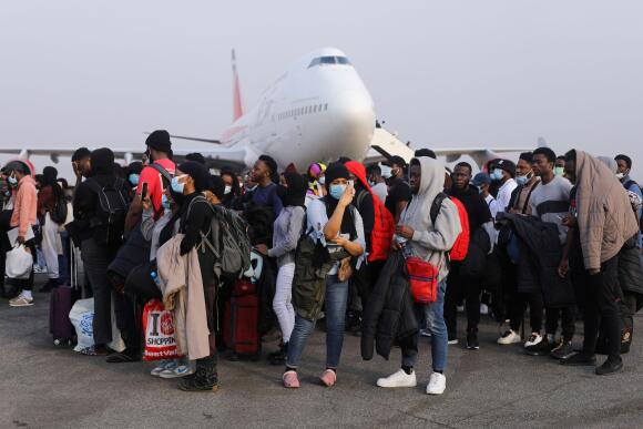 Des étudiants nigérians arrivent à l’aéroport international Nnamdi Azikiwe en provenance d’Ukraine, après avoir fui l’invasion de la Russie, à Abuja, au Nigeria, le 4 mars 2022.