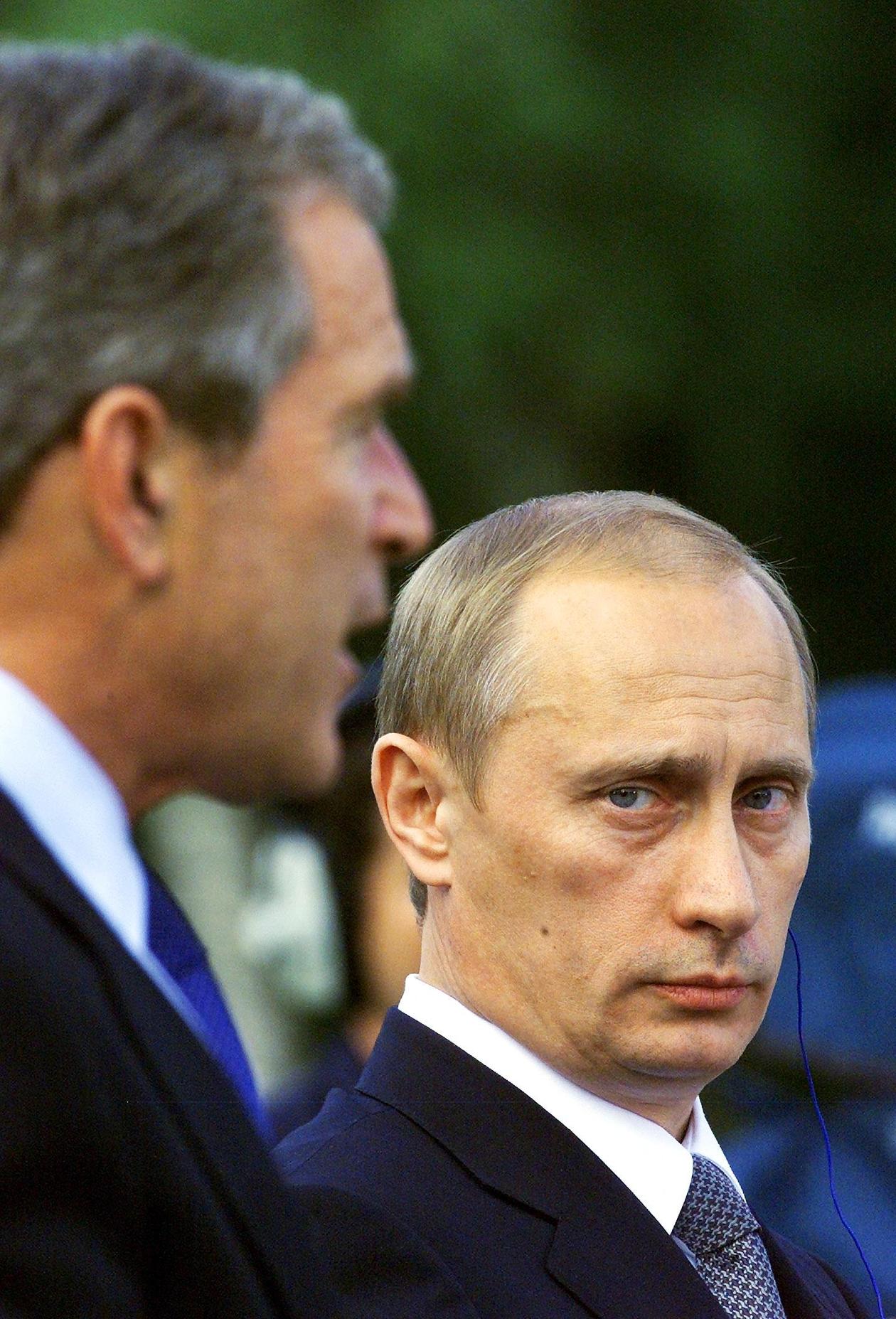 La première rencontre entre le président américain, George W. Bush, et Vladimir Poutine, devenu président de Russie un an plus tôt, à Ljubljana en Slovénie, le 16 juin 2001.
