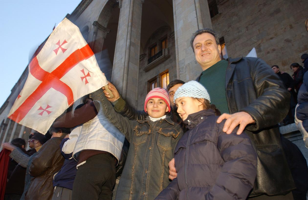 La Géorgie connaît sa « révolution des roses » en novembre 2003. Ici des célébartions à Tbilisi, le 23 novembre 2003.