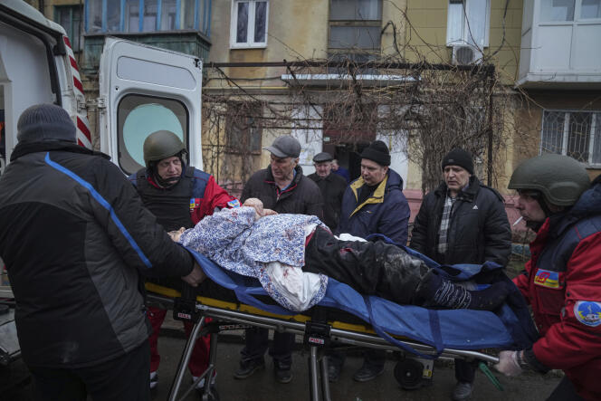 Un civil herido es transportado en una ambulancia, en Mariupol (Ucrania), el 2 de marzo de 2022. 