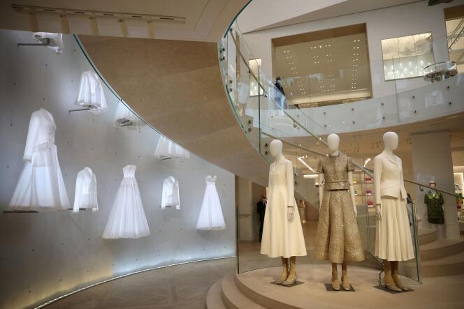 Le magasin Christian Dior au 30, avenue Montaigne, à Paris, le 2 mars 2022.