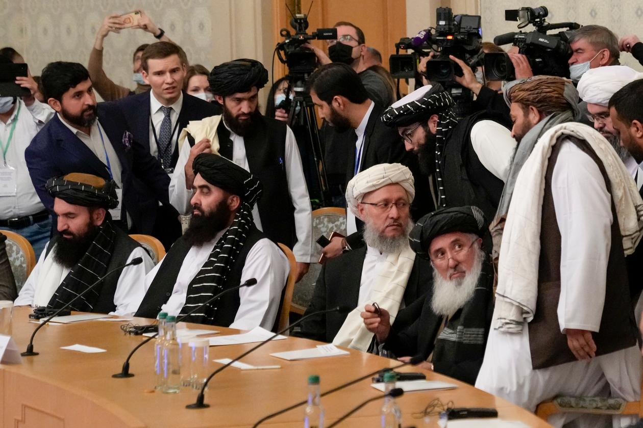 Une délégation des talibans se rend à Moscou, le 20 octobre 2021, à l’invitation de la Russie, pour une rencontre sur l’avenir de l’Afghanistan après le retrait américain, en août.