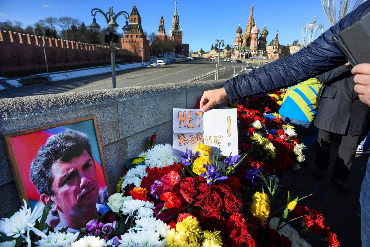 « Non à la guerre », peut-on lire sur l’affiche déposée par un homme, à Moscou le 27 février 2022, là où l’opposant russe Boris Nemtsov a été assassiné en 2015.