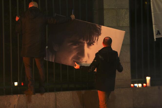 Manifestantes colgaron un retrato de Yvan Colonna frente a la prefectura de Ajaccio el 4 de marzo de 2022.