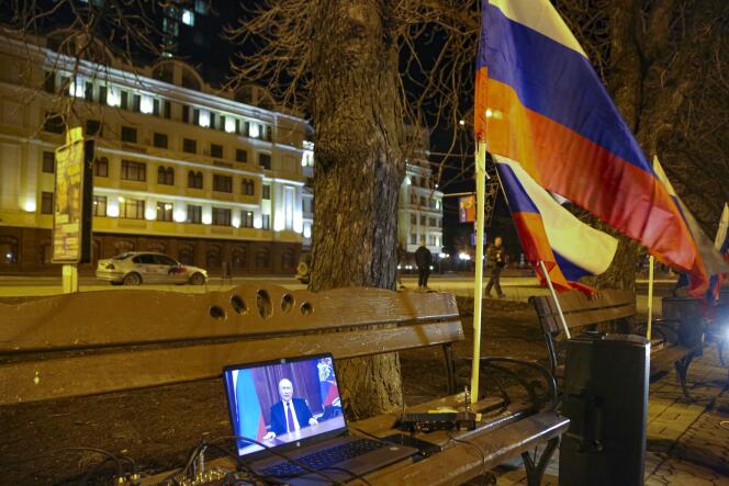 Un ordinateur dans une rue de Donetsk, dans le Donbass, contrôlé par les militants prorusses, montrant Vladimir Poutine prononçant un discours depuis le Kremlin, lundi 21 février 2022.