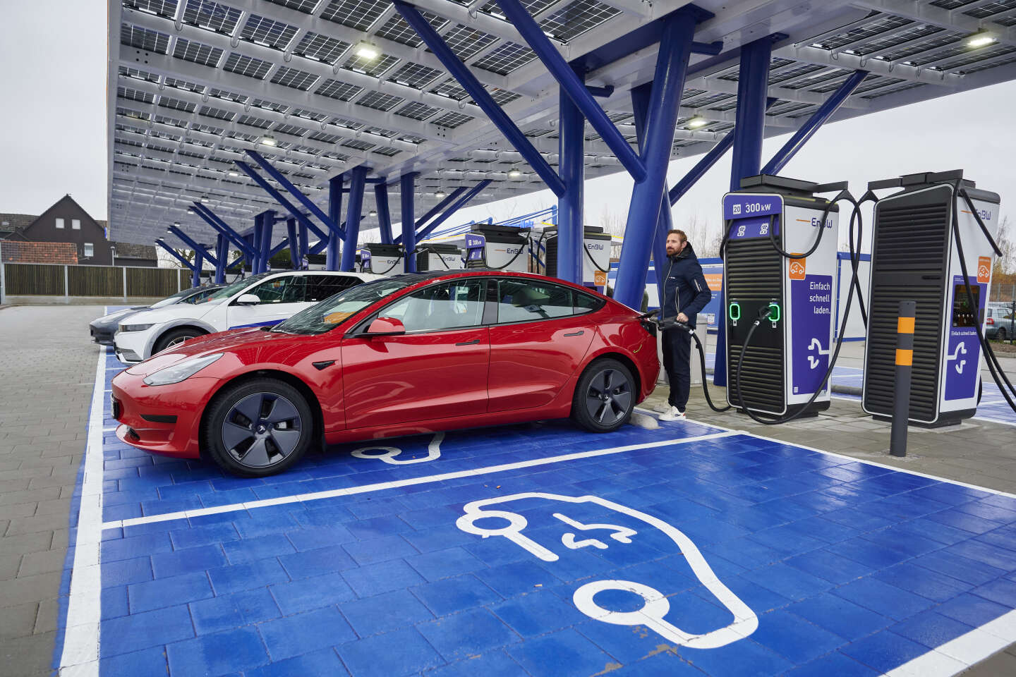 Pourquoi Volkswagen adopte le modèle révolutionnaire de Tesla dans la  voiture électrique