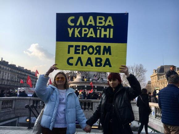 Katia, ucraniana de 24 años que vive en París, y su amiga Erica, en la manifestación en apoyo de Ucrania, Place de la République en París, 5 de marzo de 2022.