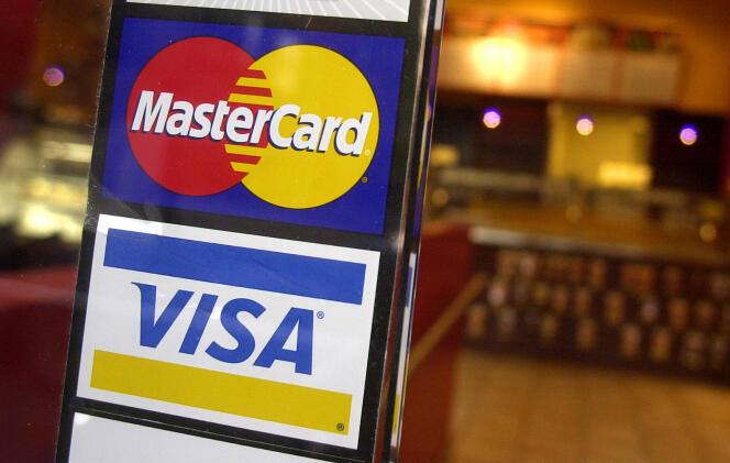 Les logos MasterCard et Visa, affichés dans un café de New York, en 2005.