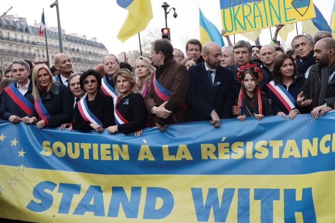 El Delegado General de La République en Marche, Stanislas Guerini, junto a la candidata socialista, Anne Hidalgo, y el candidato ecologista, Yannick Jadot, durante un mitin en apoyo de Ucrania, el sábado 5 de marzo de 2022, en la plaza de la República, en París.
