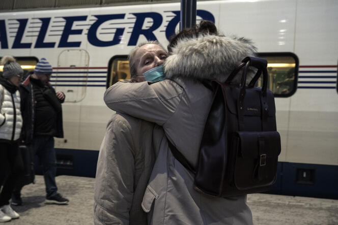 Los rusos que huyeron de su país se bajan del tren Allegro al llegar a la estación de Helsinki el 4 de marzo de 2022.