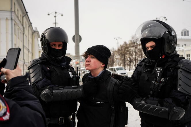 Un jeune manifestant contre la guerre en Ukraine est arrêté à Iekaterinbourg, dans l’Oural, en Russie, le 6 mars 2022.