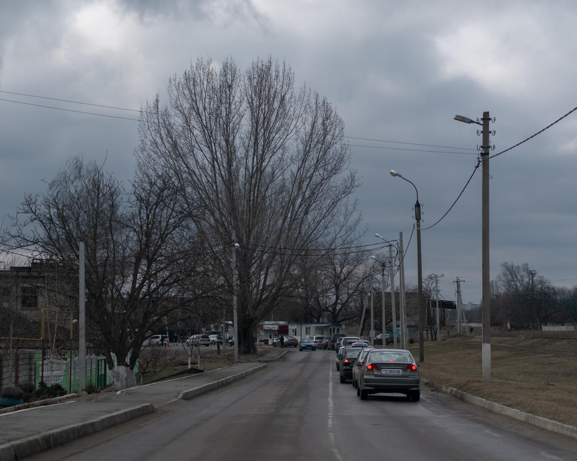 Autos hacen cola para cruzar el puesto fronterizo en el pueblo de Varnita, ubicado en la frontera con Moldavia, hacia Transnistria, una entidad autodeclarada prorrusa, entre Moldavia y Ucrania, el 4 de marzo de 2022.