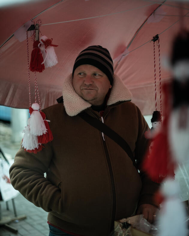 Andrei Nicolai, 40, pastor, vende broches con motivo de la fiesta de Martisor, pero ve una caída en las ventas este año, en Chisinau, el 3 de marzo de 2022.