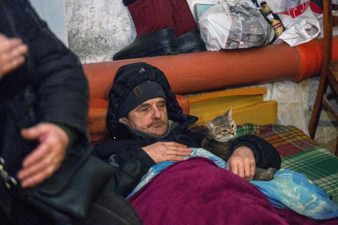 Un hombre y su gato se refugian en el sótano de un edificio después de que las tropas rusas bombardearan la ciudad de Kharkiv, Ucrania, el 6 de marzo de 2022.