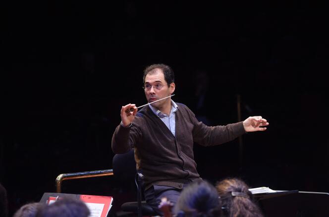 El director de orquesta ruso Tugan Sokhiev durante un concierto, en marzo de 2016, con la Orchestre national du Capitole de Toulouse en la Halle aux grains de Toulouse.