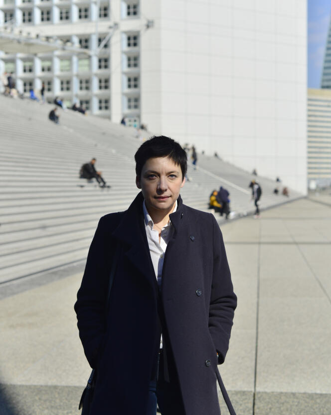 Olga de Truchis, cadre dans une grande banque française, sur l’esplanade de la Défense, à Paris, le 6 mars 2022.