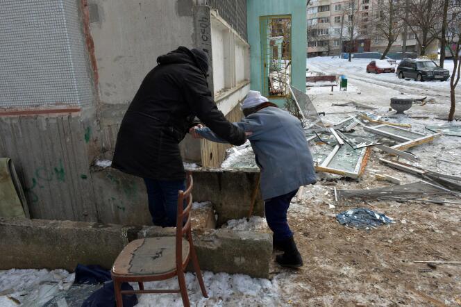 Un hombre ayuda a una anciana herida a refugiarse en el sótano de un edificio mientras las bombas rusas llueven sobre Kharkiv el 6 de marzo de 2022.