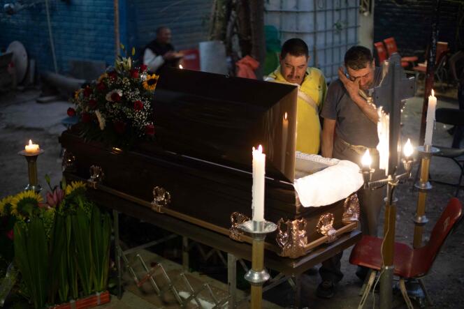 Les proches de Juan Carlos Muñiz, journaliste mexicain couvrant les questions de criminalité, assistent à ses obsèques, à Fresnillo, dans l’Etat de Zacatecas, au Mexique, le 5 mars 2022, au lendemain de son assassinat.