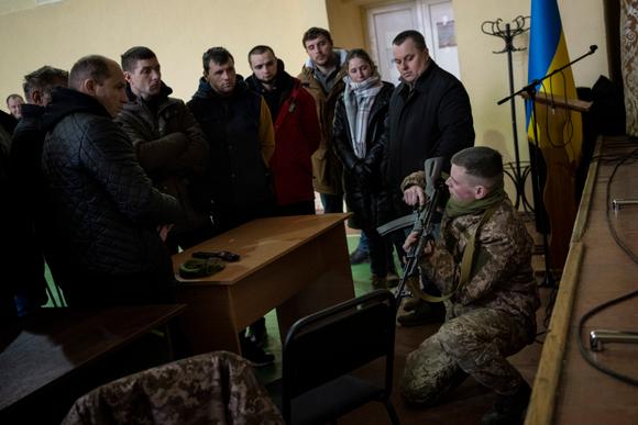 Des civils ukrainiens reçoivent une formation aux armes, dans la banlieue de Lviv, dans l’ouest de l’Ukraine, lundi 7 mars 2022.