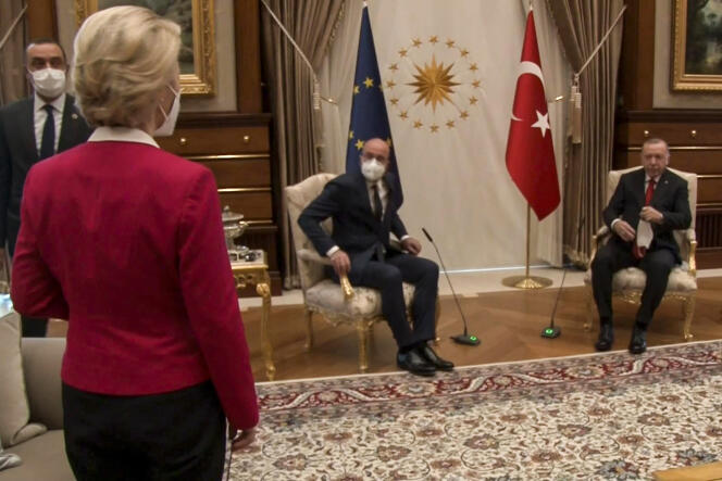 Capture d’écran tirée d’images diffusées par la présidence turque le 6 avril 2021 montrant le président turc Recep Tayyip Erdogan (R) recevant le président du Conseil de l’Union Européenne Charles Michel (C) et la présidente de la Commission européenne Ursula von der Leyen (L) au Complexe présidentiel à Ankara, Turquie.