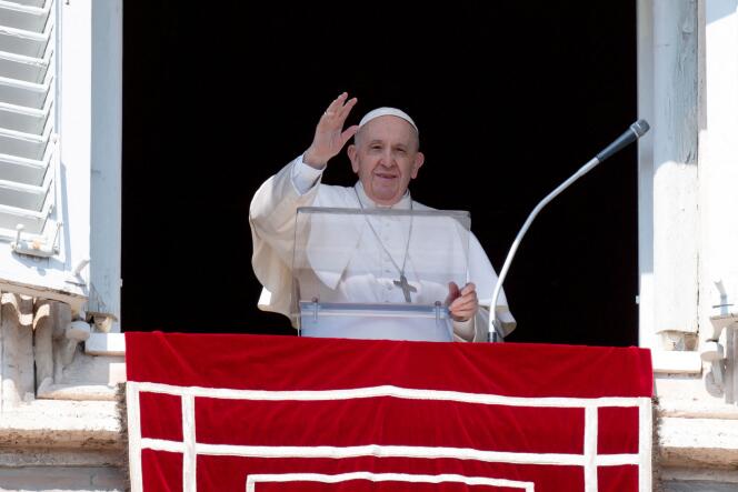 Le pape François récite la prière de l’Angélus devant la place Saint-Pierre, au Vatican, le 6 mars 2022.