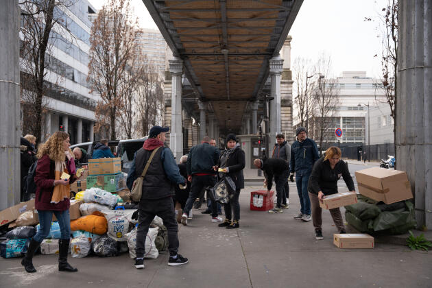 Under the bridge of the Chevaleret metro station, donations for Ukraine will fill the bus to the city of Ivano-Frankivsk.  In Paris, March 1, 2022. 