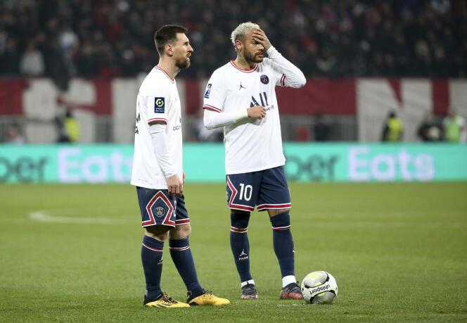 Lionel Messi et Neymar pour le match de Ligue 1 entre Nice et le PSG, le même jour, le 5 mars 2022, au stade Allianz Riviera.