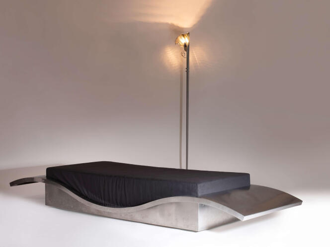 Ce lit de repos dit « tapis volant », une création de Maria Pergay des années 1967-1968 à la structure en feuille d’acier inoxydable brossé.