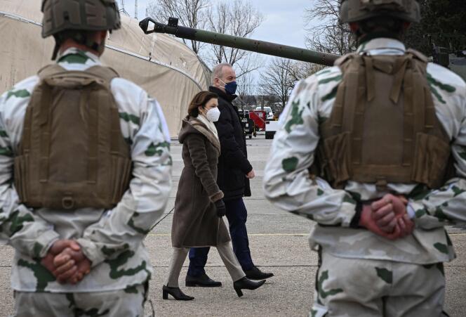La ministra de las Fuerzas Armadas, Florence Parly, y su homólogo rumano, Vasile Dancu, se reúnen con soldados franceses a su llegada a la base militar Mihail-Kogalniceanu, a 185 kilómetros al este de Bucarest, Rumania, el domingo 6 de marzo de 2022.