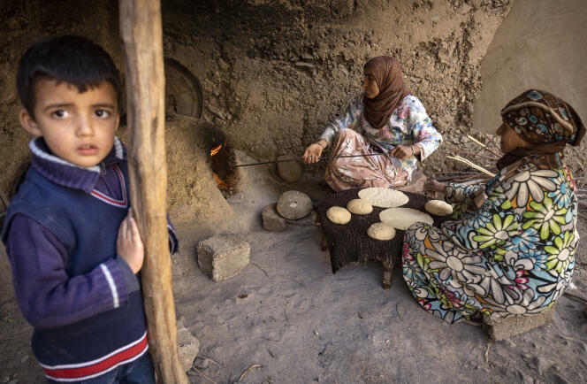 Des femmes préparent le pain dans le village de Tamarwoute, au maroc, le 19 février 2022.