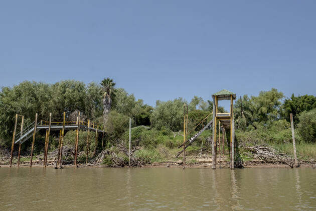 Pontones en las costas de la isla de El Espinillo sobre el río Paran.  El 17 de febrero de 2022, el nivel del agua en Rosario (Argentina) estaba tan bajo que hoy estos pontones están inutilizables.