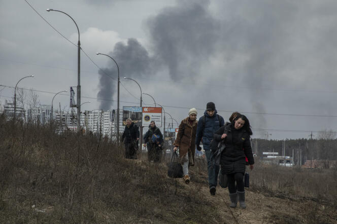 Los residentes de Irfin (Ucrania) huyen de las bombas militares rusas el 6 de marzo de 2022 en su ciudad fronteriza de Kiev.