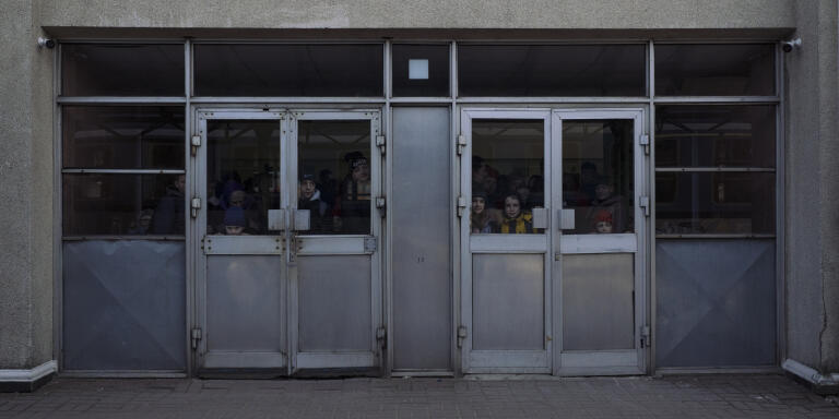 Des centaines de réfugiés ukrainiens s’entassent derrière les portes menant au quai de la gare de Tchop, Ukraine, pour monter dans le train humanitaire repartant en direction de Prague, République tchèque. Le 4 mars 2022.