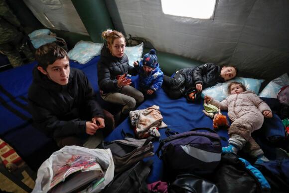 Des personnes évacuées de Marioupol et ses environs sont installées dans un camp de réfugiés, dans l’oblast de Donetsk, en Ukraine, le 8 mars 2022.